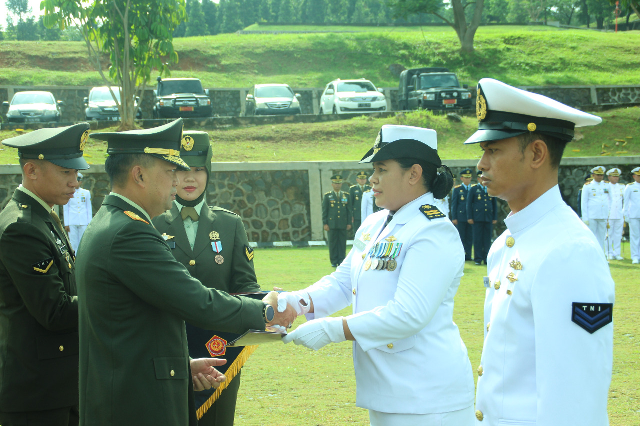 UPACARA MEMPERINGATI HARI ULANG TAHUN KE- 77 TENTARA NASIONAL INDONESIA ...